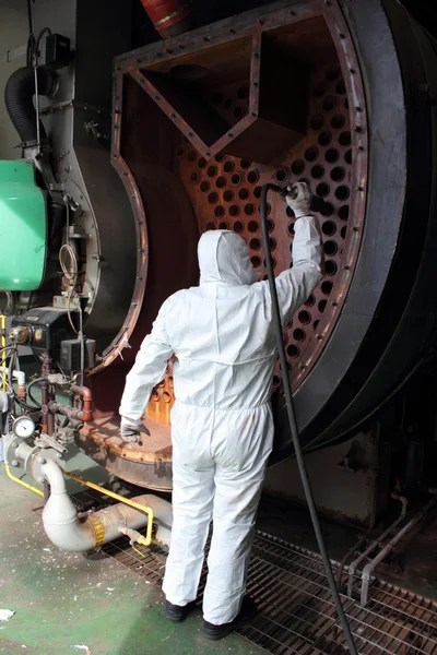 Caldeira a vapor industrial a ser limpa — Fotografia de Stock