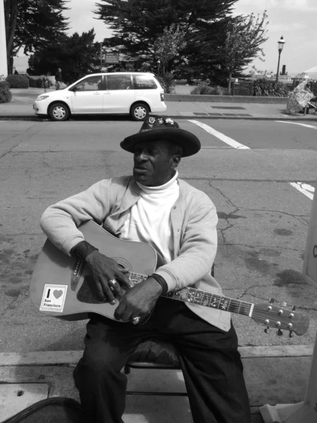 siyah gitar çalan
