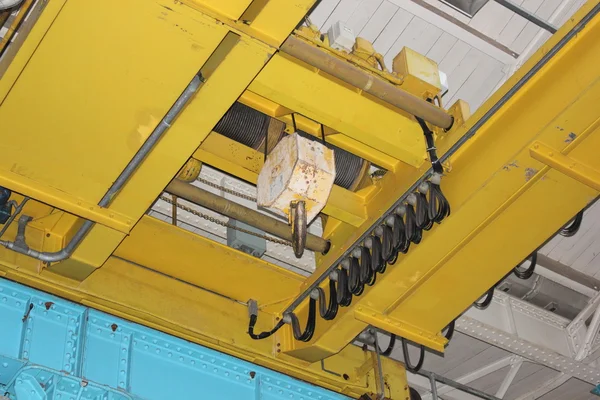 Overhead travelling crane — Stock Photo, Image