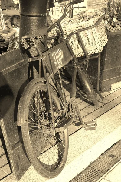 En gammal vintage cykel — Stockfoto