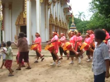üç yeni keşiş töreninde