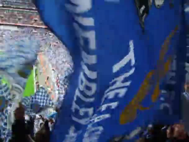 Příznivci na anglický FA cup ve wembley 2008 — Stock video