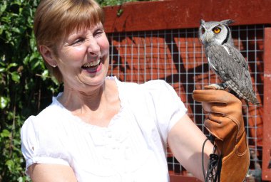 bir kadınla bir baykuş