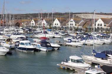 lüks tekneler yat limanında demirli