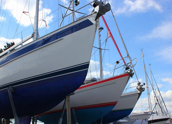 яхты на фоне голубого неба
