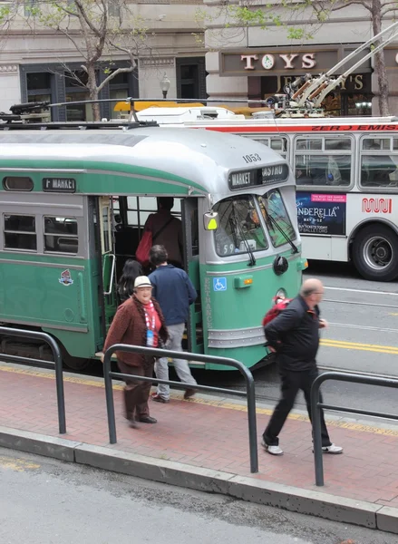 Die berühmten straßenbahnwagen von san francisco, 2. april 2013 — Stockfoto