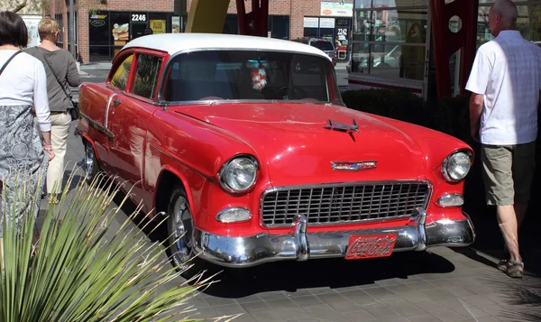 Um velho carro retro clássico — Fotografia de Stock