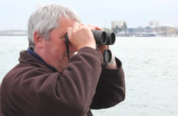 Using binoculars — Stock Photo, Image