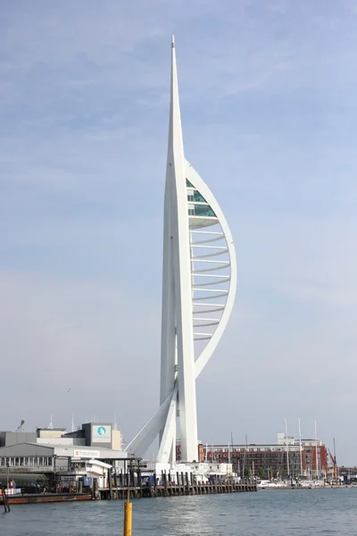 A Spinnaker Tower de Portsmouth, no Reino Unido, vista do incomum e raro ponto de vista, o estaleiro — Fotografia de Stock