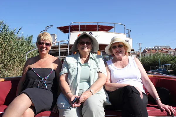 Bir tekne gezisinde İngiliz bayanlar — Stok fotoğraf