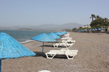 şezlong ve şemsiyeler