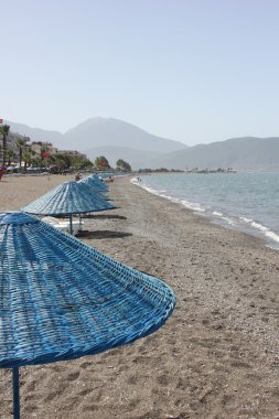 şezlong ve şemsiyeler