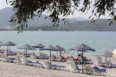 şezlong ve şemsiyeler