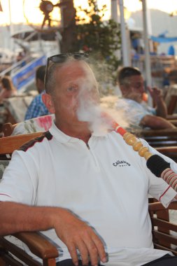 adam bir nargile nargile Sigara