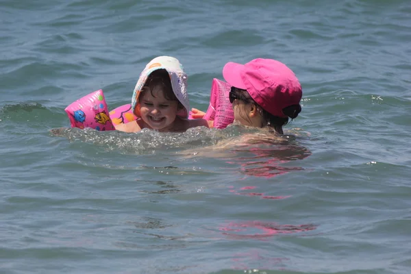母亲和女儿在大海中 — 图库照片