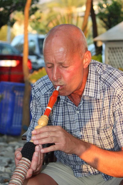 Homme fumant un tuyau d'eau narguilé — Photo