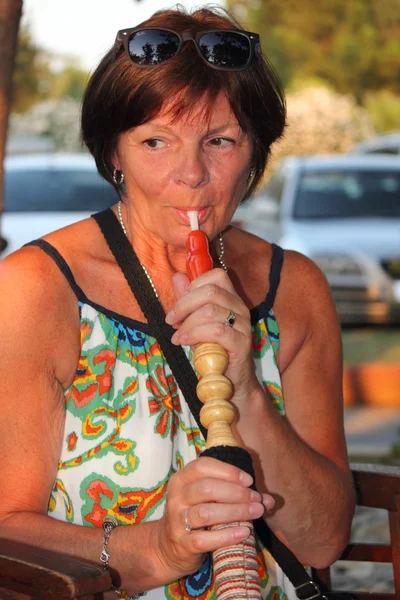 Senhora fumar um cachimbo de água narguilé — Fotografia de Stock