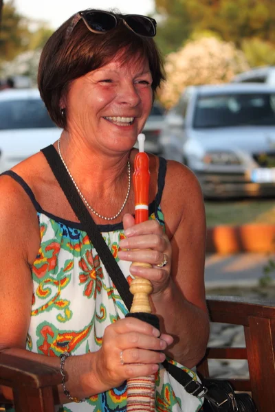 Lady smoking a hookah water pipe — Stock Photo, Image