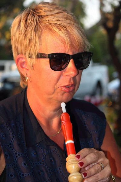 Senhora fumar um cachimbo de água narguilé — Fotografia de Stock