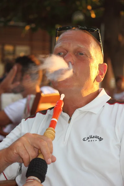 Man smoking a hookah water pipe — Stock Photo, Image