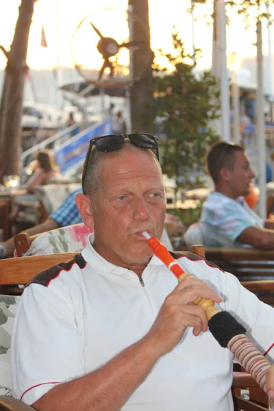 Hombre fumando una pipa de agua de narguile —  Fotos de Stock