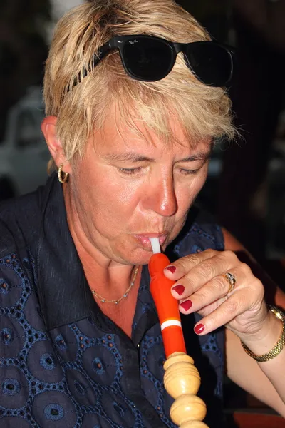 Lady smoking a hookah water pipe — Stock Photo, Image