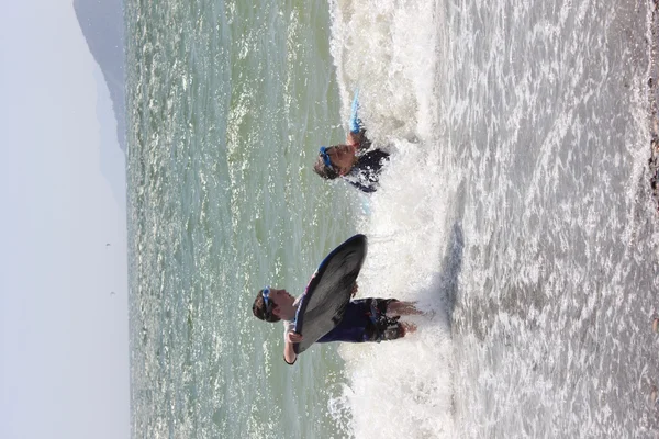 Rapazes a brincar no surf — Fotografia de Stock