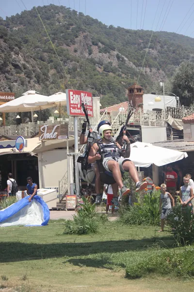 Gleitschirmfliegen in 0ludeniz, Türkei — Stockfoto