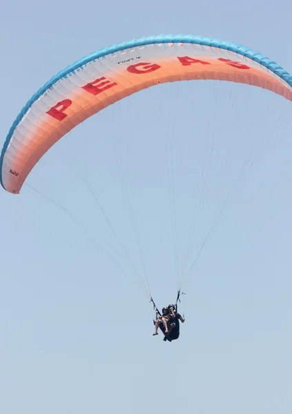 0ludeniz, Türkiye'de yamaç paraşütü — Stok fotoğraf