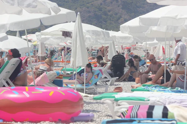 Een druk strand — Stockfoto