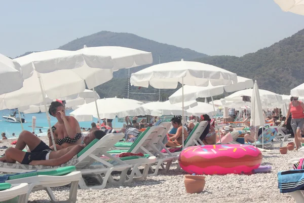 Una playa llena de gente —  Fotos de Stock