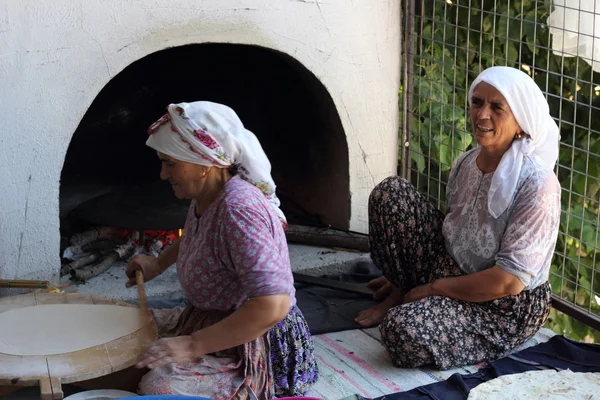 Geleneksel Türk ekmek yapımında — Stok fotoğraf