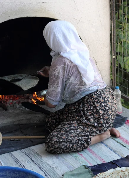 De traditionele maken van Turks brood — Stockfoto