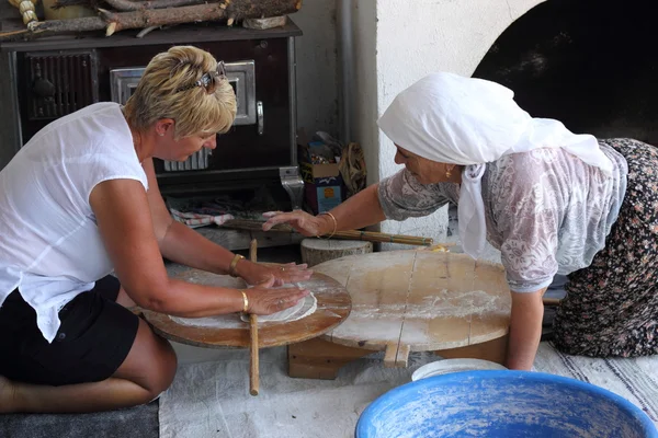 La elaboración tradicional del pan turco — Foto de Stock