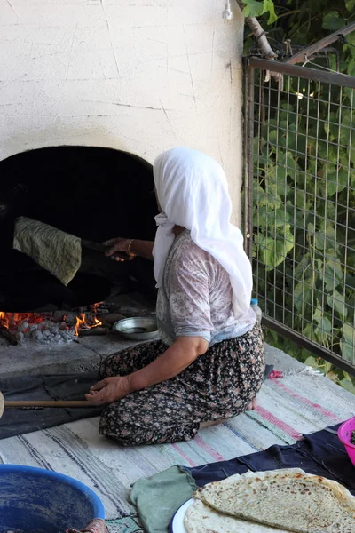 Традиционное приготовление турецкого хлеба — стоковое фото