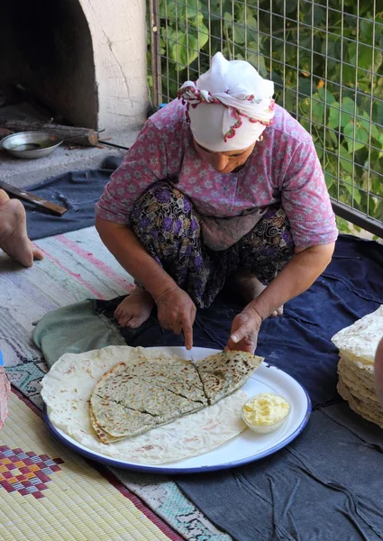 तुर्की भाकरीची पारंपारिक निर्मिती — स्टॉक फोटो, इमेज