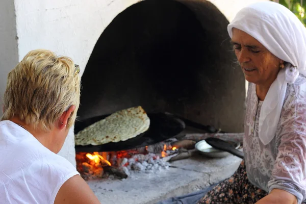 La elaboración tradicional del pan turco — Foto de Stock