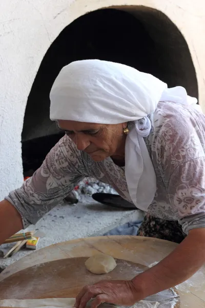 A fabricação tradicional de pão turco — Fotografia de Stock