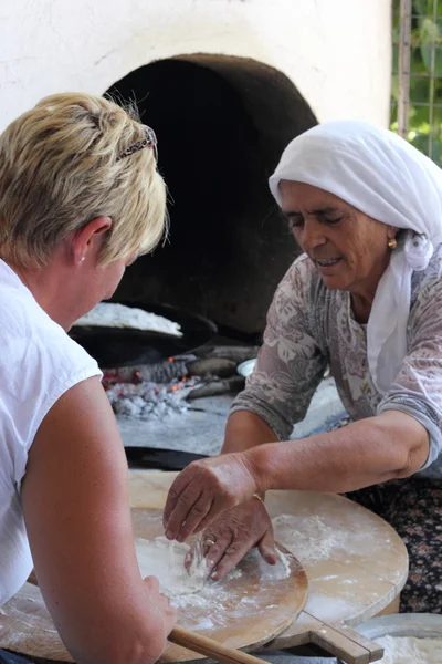 La elaboración tradicional del pan turco — Foto de Stock