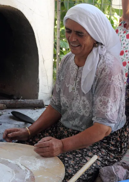 La elaboración tradicional del pan turco — Foto de Stock