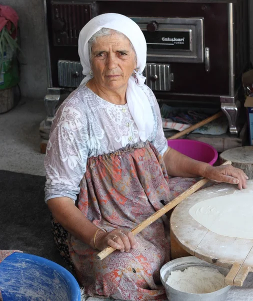 La elaboración tradicional del pan turco — Foto de Stock