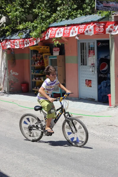 A young Turkish boy riding his bicycle — Stock Photo, Image