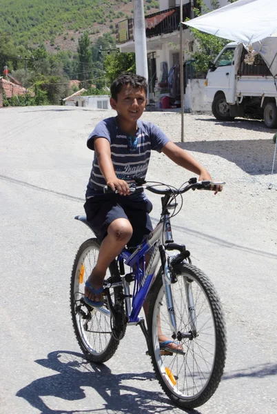 Un joven turco montando su bicicleta — Foto de Stock