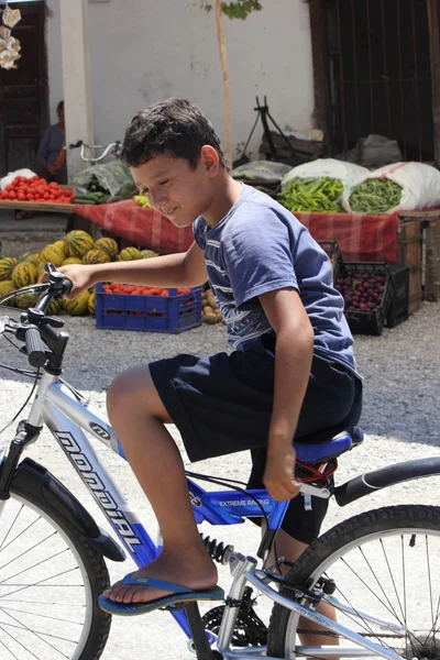 Un giovane ragazzo turco in bicicletta — Foto Stock