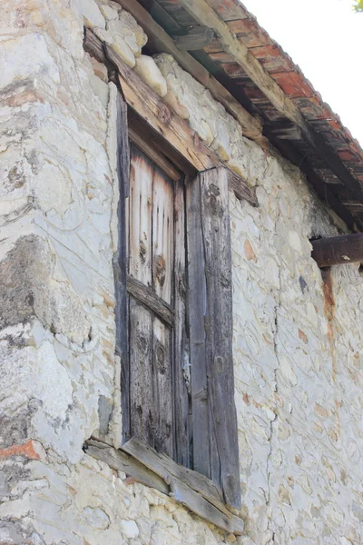 Vecchia finestra di legno — Foto Stock