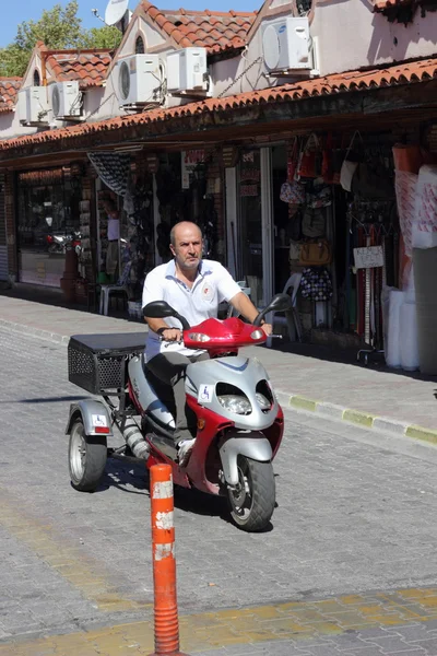 Transporte moderno en una antigua calle turca — Foto de Stock