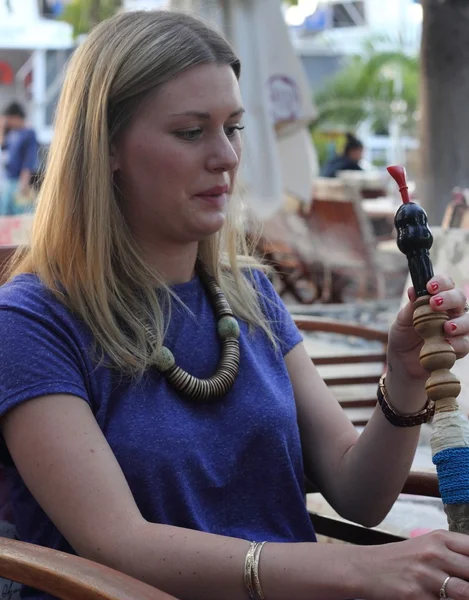 Fumar um cachimbo de água narguilé — Fotografia de Stock