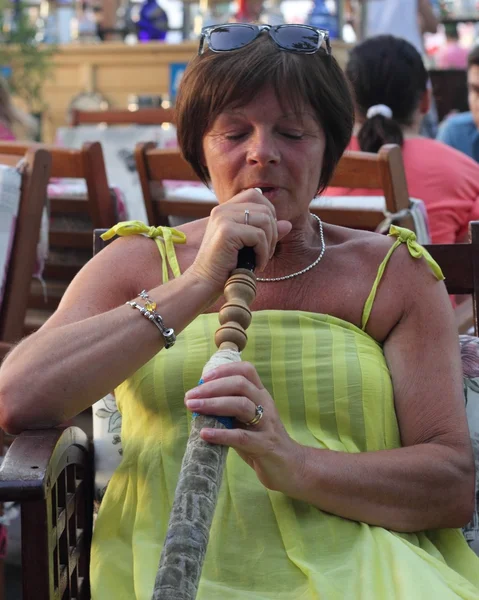 Fumar um cachimbo de água narguilé — Fotografia de Stock