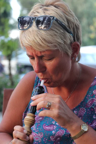 Smoking a hookah waterpipe — Stock Photo, Image