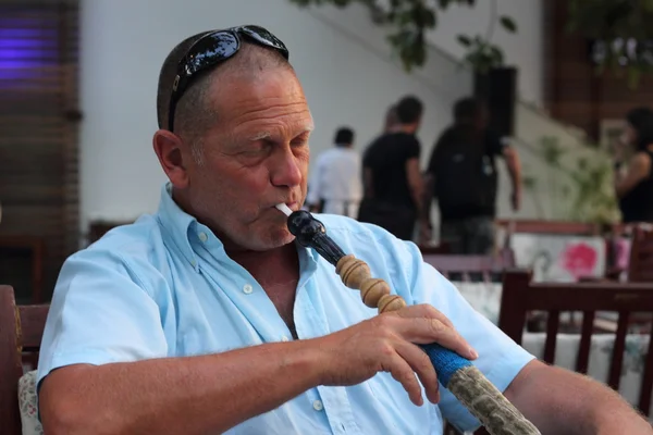 Smoking a hookah waterpipe — Stock Photo, Image